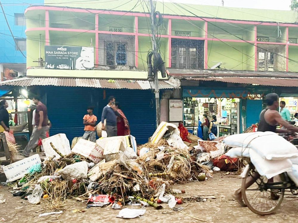 An unattended garbage dump in Dimapur city on October 26. A ‘No Pay No Work” agitation called by DMC employees from October 25 was temporarily suspended on October 26 evening after receiving a letter from the Municipal Affairs Department, Government of Nagaland. (Morung Photo)